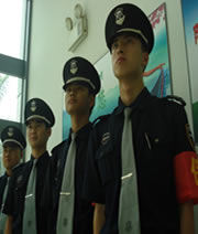 正在執勤門衛保安